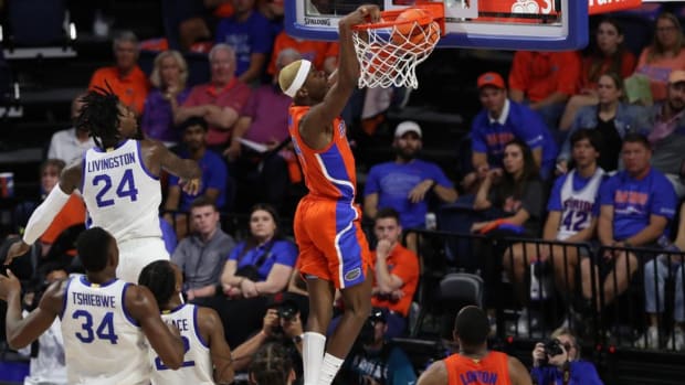 Kowacie Reeves dunking